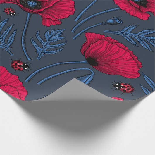 Rote Mohn und Ladybugs auf dunkelblau Geschenkpapier (Ecke)