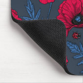 Rote Mohn und Ladybugs auf dunkelblau Mousepad (Ecke)