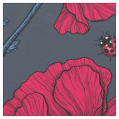 Rote Mohn und Ladybugs auf dunkelblau Stoff (Nahaufnahme)