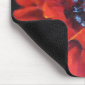 Rote Mohnblume auf schwarzer Mäusematte Mousepad (Ecke)