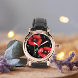 Rote Mohnblume Blume auf schwarzem Personalisiert Armbanduhr<br><div class="desc">Zwei Mohnchen mit Platz für Ihren Namen auf dieser hübschen Mohnuhr</div>