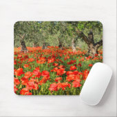Rote Mohnblumen-Blumen unter alten Olivenbäumen Mousepad (Mit Mouse)