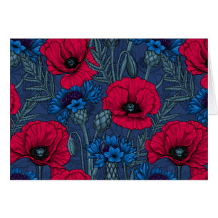 Rote Mohnblumen und blaue Maisblumen auf blau