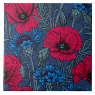 Rote Mohnblumen und blaue Maisblumen auf blau Fliese