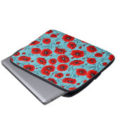 Rote Mohnblüten auf blauem Hintergrund Laptopschutzhülle (Vorne Knopf)
