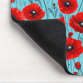 Rote Mohnblüten auf blauem Hintergrund Mousepad (Ecke)