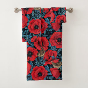 Rote Mohnblüten, blaue Blätter auf schwarz Badhandtuch Set