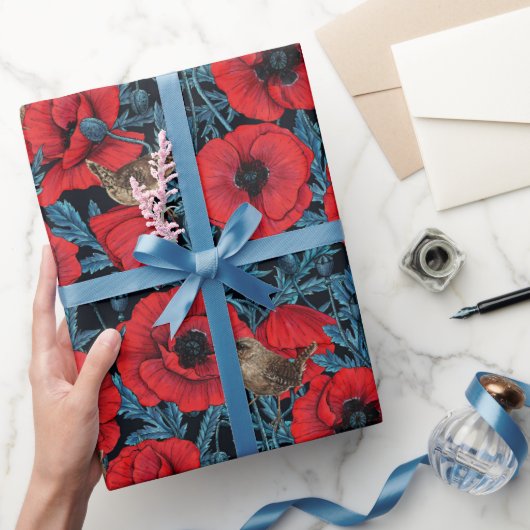 Rote Mohnblüten, blaue Blätter auf schwarz Geschenkpapier (Schenken)