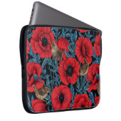 Rote Mohnblüten, blaue Blätter auf schwarz Laptopschutzhülle (Vorne Rechts)
