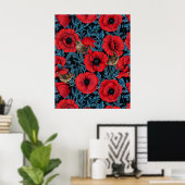 Rote Mohnblüten, blaue Blätter auf schwarz Poster (Heimbüro)