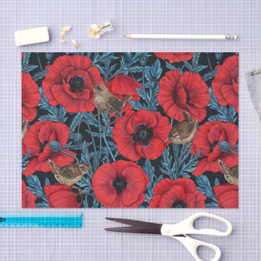 Rote Mohnblüten, blaue Blätter auf schwarz Seidenpapier (Handwerk)