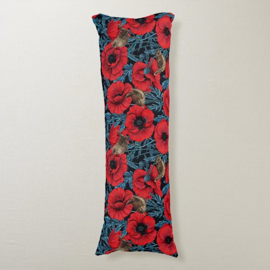 Rote Mohnblüten, blaue Blätter auf schwarz Seitenschläferkissen (Vorderseite Vertikal)