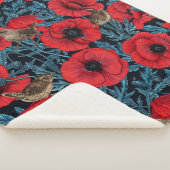 Rote Mohnblüten, blaue Blätter auf schwarz Sherpadecke (3/4)