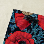 Rote Mohnblüten, blaue Blätter auf schwarz Strandtuch (Beispiel)