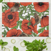 Rote Mohnblüten und Garne, grüne Blätter auf Weiß Geschirrtuch (Gefaltet)