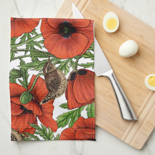 Rote Mohnblüten und Garne, grüne Blätter auf Weiß Geschirrtuch (Viertel Falte)