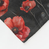 Rote Mohnchen auf schwarz Fleecedecke (Ecke)