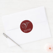 Rote Monogramm-individuelle Name der ersten V-Wein Runder Aufkleber (Umschlag)