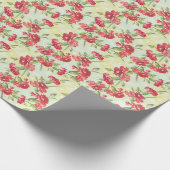 Rote Nelken auf Grün mit Schmetterlingen Geschenkpapier (Ecke)