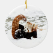 Rote Panda Spielen in der Schnee Keramik Ornament (Hinten)