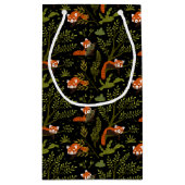 Rote Pandas im Waldschwarz Kleine Geschenktüte (Rückseite)