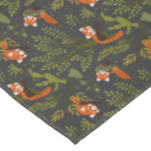 Rote Pandas im Waldschwarz Tischdecke (Schrägansicht)