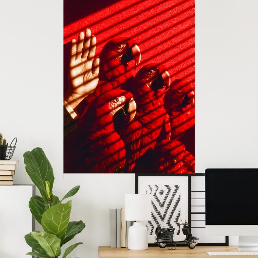 Rote Papageien und eine Hand Poster (Heimbüro)