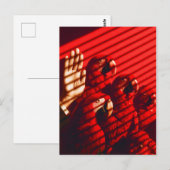 Rote Papageien und eine Hand Postkarte (Vorne/Hinten)