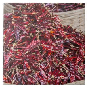 Rote Paprika auf dem lokalen Gemüsemarkt Fliese