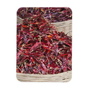 Rote Paprikaschoten auf dem lokalen Gemüsemarkt Magnet