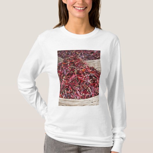 Rote Paprikaschoten auf dem lokalen Markt für Erze T-Shirt (Vorderseite)