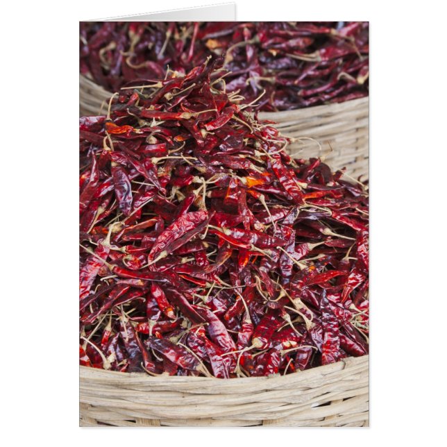 Rote Paprikaschoten auf dem Markt für lokale Erzeu (Vorne)