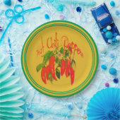 Rote Paprikaschoten der Papierplatte auf dem Hinte Pappteller (Party)