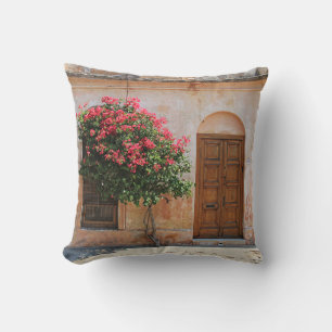 ROTE PETAL-BLUME AUF KONKRETER WAND KISSEN