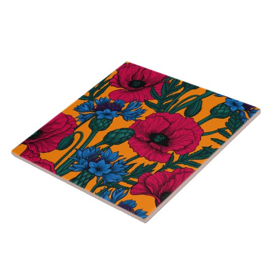 Rote Pfeffer und blaue Kornblumen auf Orange Fliese (Seite)