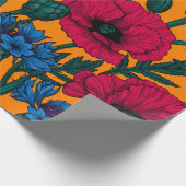Rote Pfeffer und blaue Kornblumen auf Orange Geschenkpapier (Ecke)