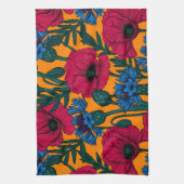 Rote Pfeffer und blaue Kornblumen auf Orange Geschirrtuch (Vertikal)