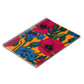 Rote Pfeffer und blaue Kornblumen auf Orange Notizblock (Linke Seite)