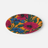 Rote Pfeffer und blaue Kornblumen auf Orange Pappteller (Schrägansicht)