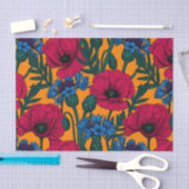 Rote Pfeffer und blaue Kornblumen auf Orange Seidenpapier (Handwerk)