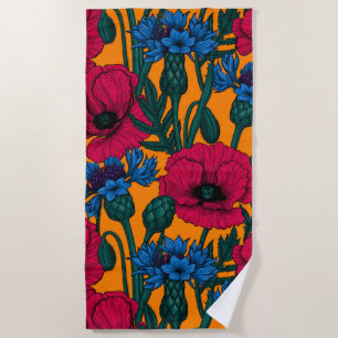 Rote Pfeffer und blaue Kornblumen auf Orange Strandtuch