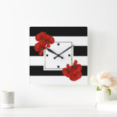 Rote Pflaumen auf schwarz-weiß gestreiftem Hinterg Quadratische Wanduhr (Zuhause)