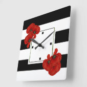 Rote Pflaumen auf schwarz-weiß gestreiftem Hinterg Quadratische Wanduhr (Winkel)