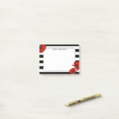 Rote Pflaumen auf schwarzen und weißen Streifen Post-it Klebezettel (Auf Schreibtisch)