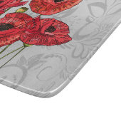 Rote Pflaumen auf Whimsical Gray Floral Schneidebrett (Ecke)