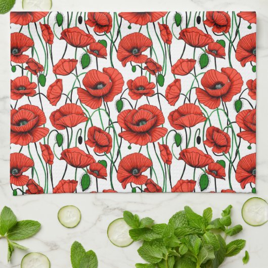 Rote Pflaumen in einem Feld auf Weiß Geschirrtuch (Gefaltet)