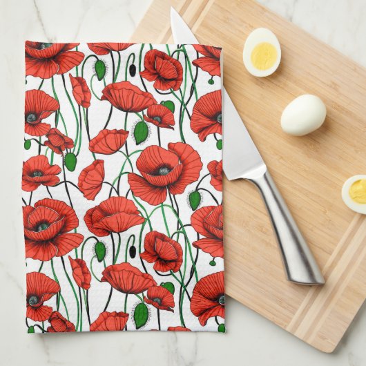 Rote Pflaumen in einem Feld auf Weiß Geschirrtuch (Viertel Falte)