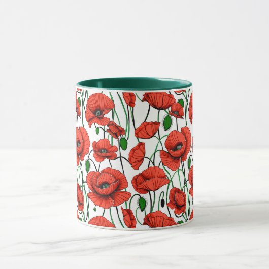 Rote Pflaumen in einem Feld auf Weiß Tasse (Zentrum)