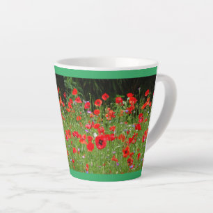 Rote Pflücken Feldust. Grüne Latte-Tasse Milchtasse