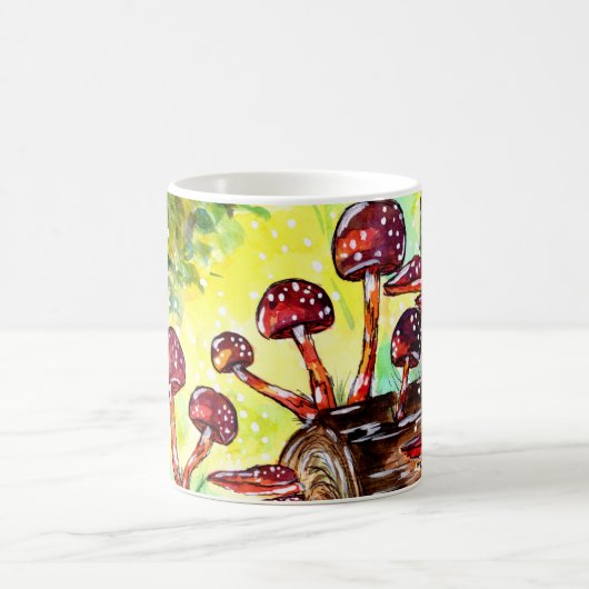 Rote Pilze im waldreichen Wasser Kaffeetasse (Mittel)